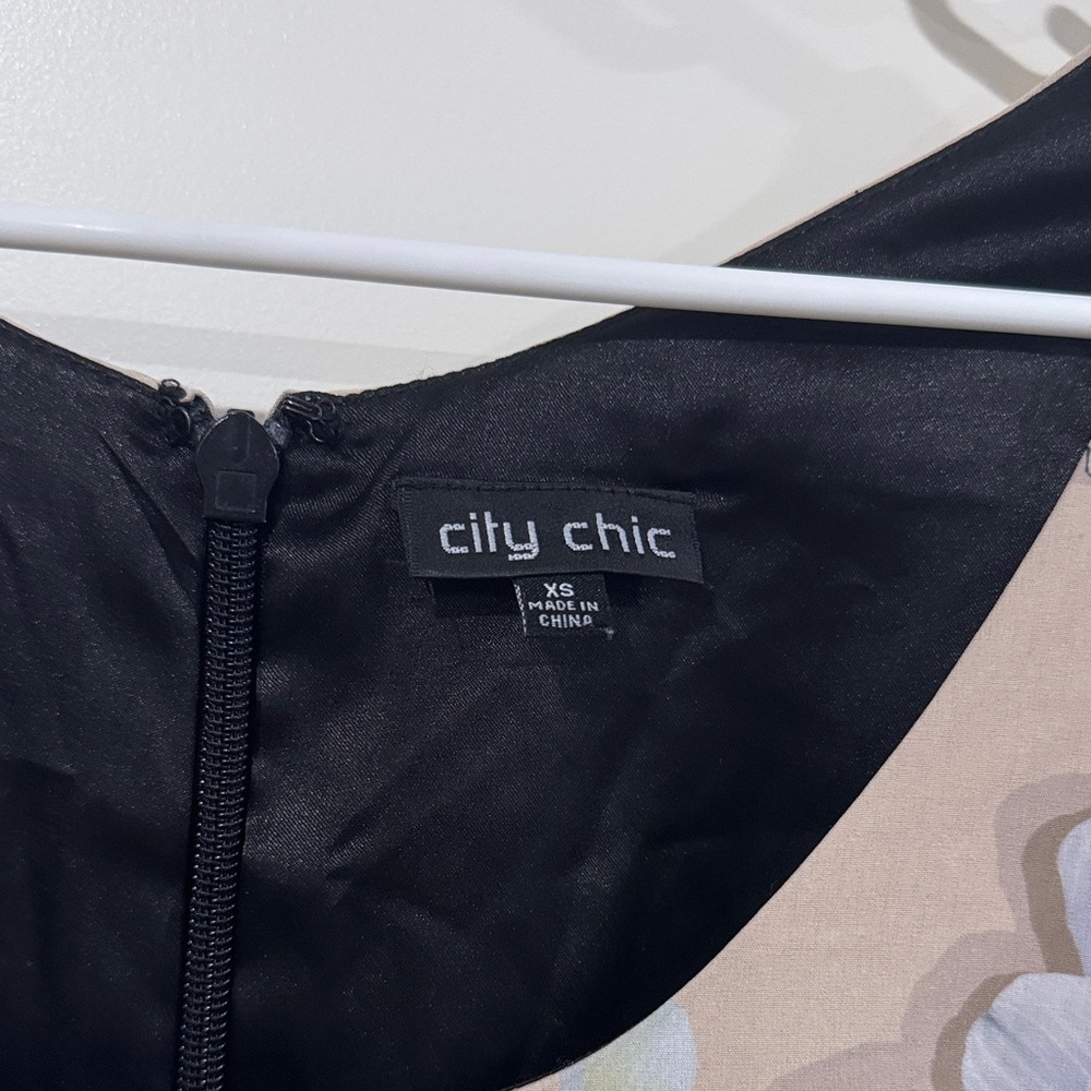 City Chic Floral Dress with Black Accent - Picture 3 of 5